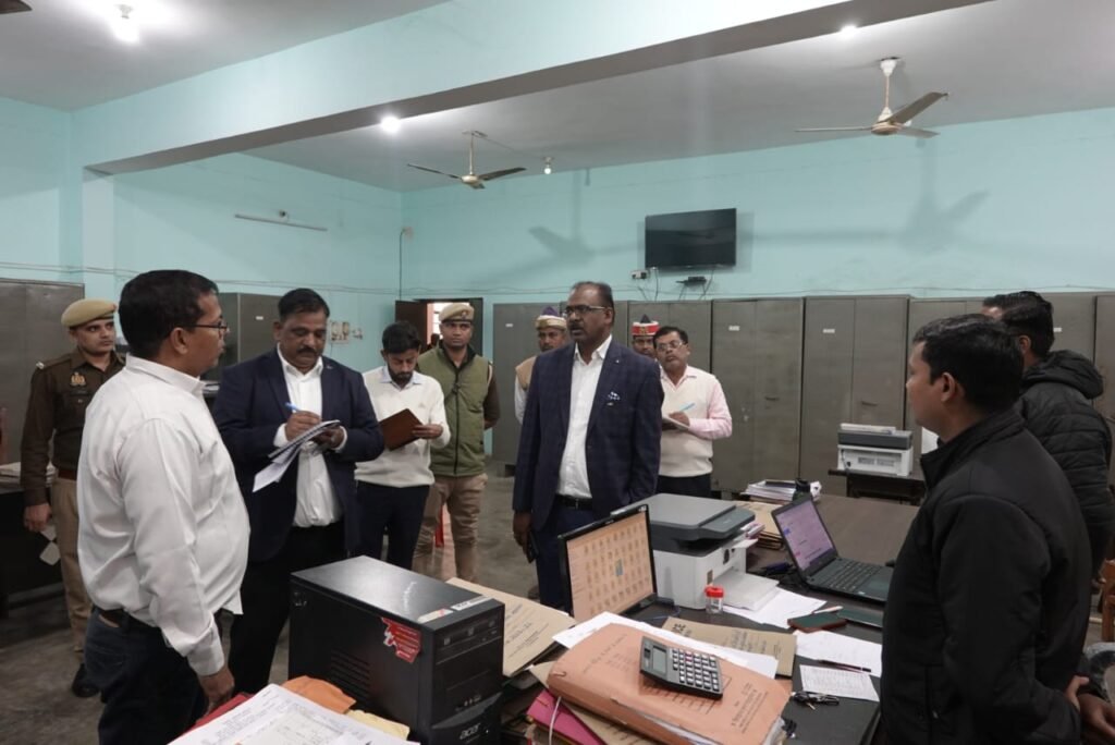 जिलाधिकारी ने आज कलेक्ट्रेट परिसर का किया औचक निरीक्षण