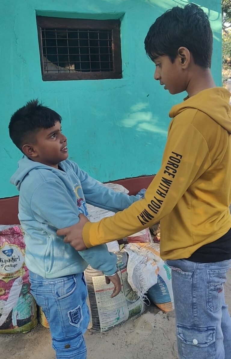 छोटे-छोटे बच्चों को दिया जा रहा अभिनय का निःशुल्क प्रशिक्षण