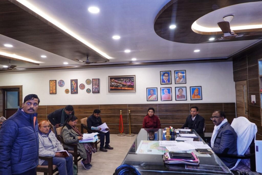 जिलाधिकारी संतोष कुमार शर्मा की अध्यक्षता में सम्पन्न हुई नगरपालिका परिषद सिसवा बाजार की बैठक, जिलाधिकारी ने की कार्ययोजना की समीक्षा