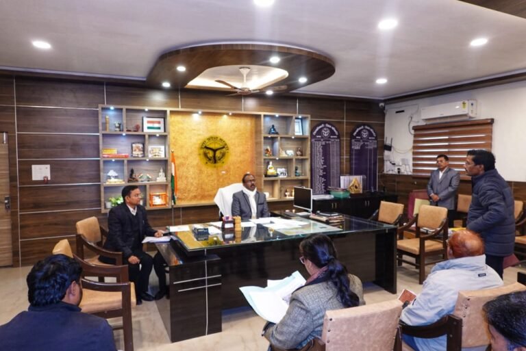 जिलाधिकारी संतोष कुमार शर्मा की अध्यक्षता में सम्पन्न हुई नगरपालिका परिषद सिसवा बाजार की बैठक, जिलाधिकारी ने की कार्ययोजना की समीक्षा