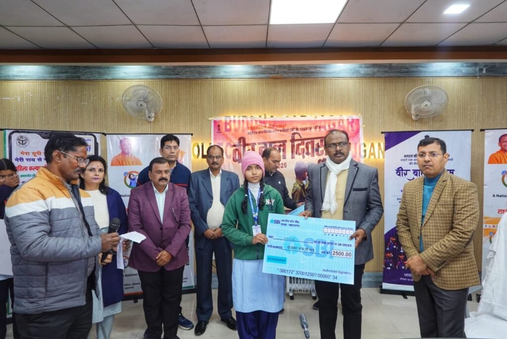 बेटियों की सफलता को मिला मान - हाईस्कूल व इंटरमीडिएट की टॉपर छात्राओं को DM ने डेमो चेक पुरस्कार देकर किया सम्मानित