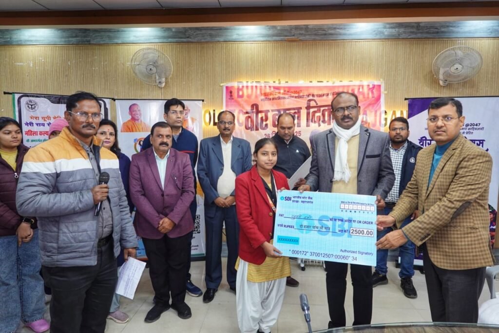 बेटियों की सफलता को मिला मान - हाईस्कूल व इंटरमीडिएट की टॉपर छात्राओं को DM ने डेमो चेक पुरस्कार देकर किया सम्मानित