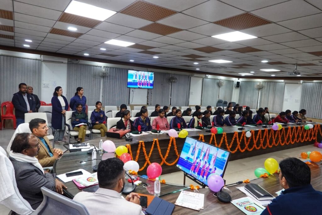 बेटियों की सफलता को मिला मान - हाईस्कूल व इंटरमीडिएट की टॉपर छात्राओं को DM ने डेमो चेक पुरस्कार देकर किया सम्मानित