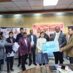 बेटियों की सफलता को मिला मान - हाईस्कूल व इंटरमीडिएट की टॉपर छात्राओं को DM ने डेमो चेक पुरस्कार देकर किया सम्मानित