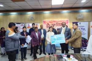 बेटियों की सफलता को मिला मान - हाईस्कूल व इंटरमीडिएट की टॉपर छात्राओं को DM ने डेमो चेक पुरस्कार देकर किया सम्मानित