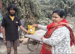 पौष्टिक आहार न्यूट्रीमिक्स और फूड पैकेट का निःशुल्क वितरण, बेसहारों को सहारा देना पुण्य का काम - अंजु देवी