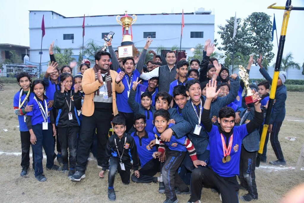 Kushinagar News- RPIC कॉन्वेंट स्कूल में वार्षिक खेल उत्सव का भव्य समापन, ब्लू हाउस रहा चौंपियन