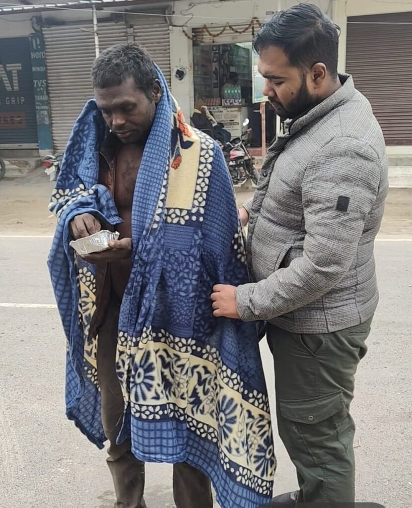 स्वरांजलि सेवा संस्थान द्वारा लावारिस दिव्यांगों एवं मानसिक रोगियों के बीच कंबल वितरण एवं चलंत दरिद्र नारायण भोज का हुआ आयोजन