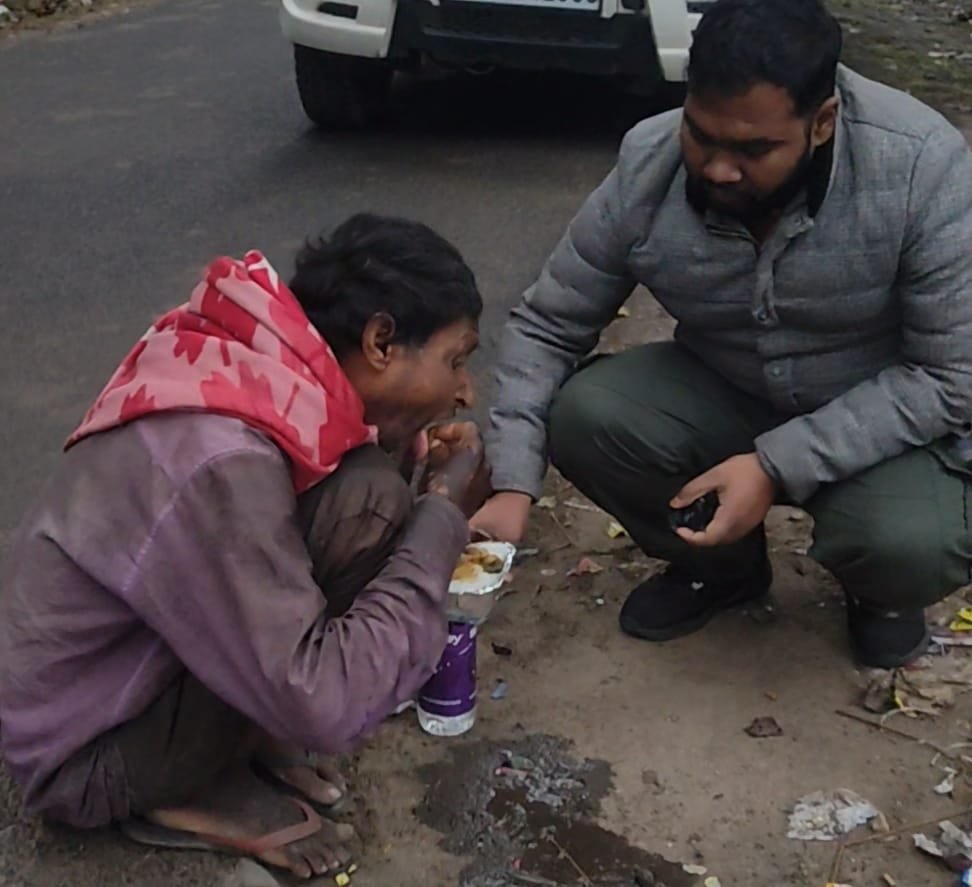 स्वरांजलि सेवा संस्थान द्वारा लावारिस दिव्यांगों एवं मानसिक रोगियों के बीच कंबल वितरण एवं चलंत दरिद्र नारायण भोज का हुआ आयोजन