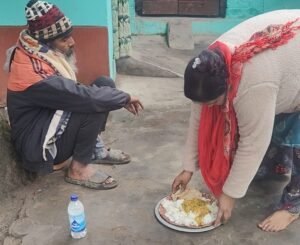 स्वरांजलि सेवा संस्थान द्वारा लावारिस दिव्यांगों एवं मानसिक रोगियों के बीच कंबल वितरण एवं चलंत दरिद्र नारायण भोज का हुआ आयोजन