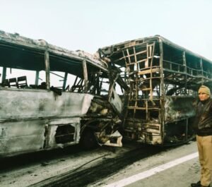 कोहरे से कोहराम - दिल्ली-आगरा एक्सप्रेसवे पर आपस में भिड़ीं 7 बसें और 3 कारें, लगी भीषण आग, 4 की मौत