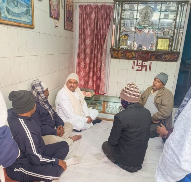 सिसवा में स्वर्ण व्यवसायी पर जानलेवा हमला, गिरजेश जायसवाल मिले पीड़ित परिवार से, व्यापारियों की सुरक्षा की मांग