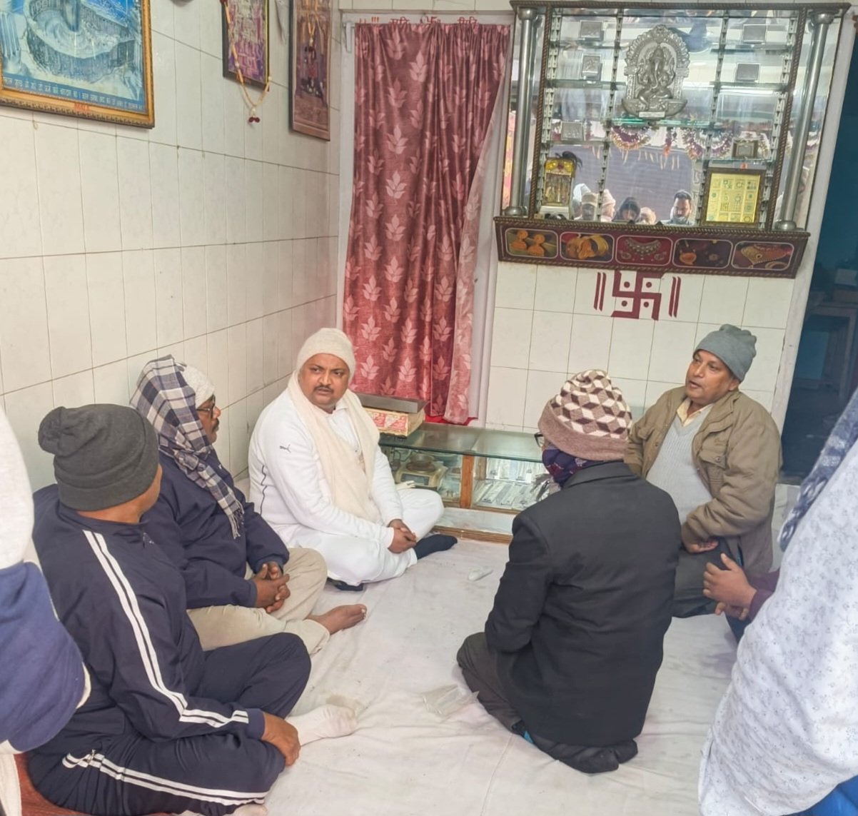 सिसवा में स्वर्ण व्यवसायी पर जानलेवा हमला, गिरजेश जायसवाल मिले पीड़ित परिवार से, व्यापारियों की सुरक्षा की मांग