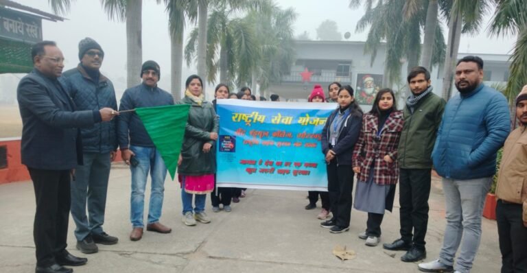 Gorakhpur News - सेण्ट ऐण्ड्रयूज कॉलेज के NSS के स्वयंसेवक एवं स्वयसेविकाओं ने सड़क सुरक्षा पर निकाली यातायात जागरूकता रैली