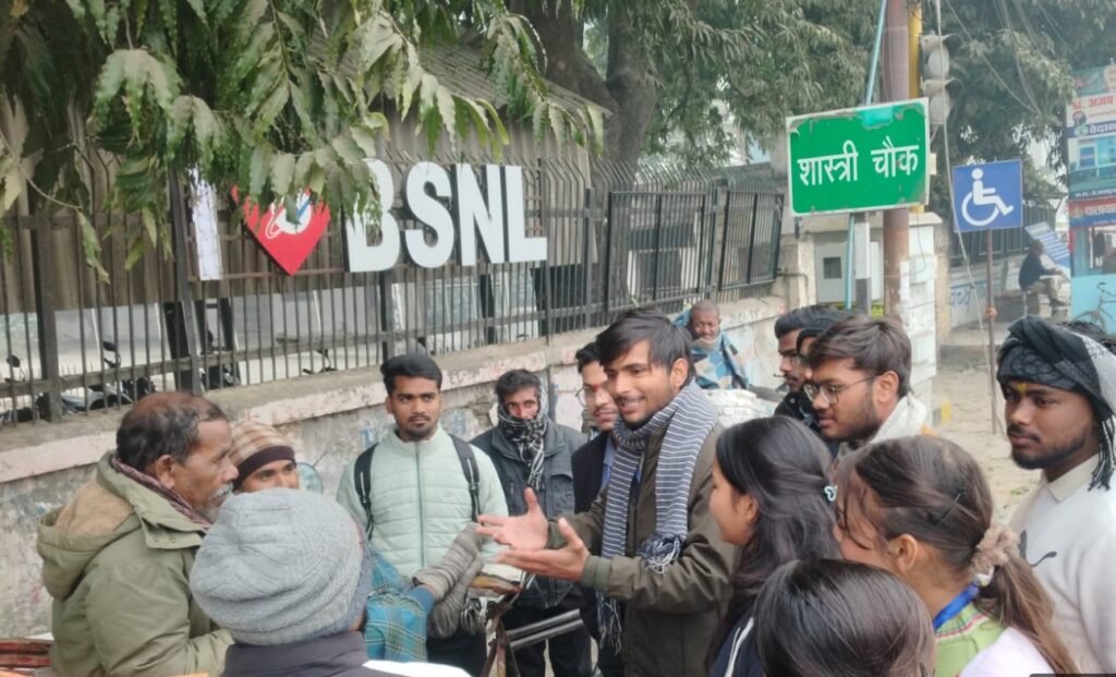 Gorakhpur News - सेण्ट ऐण्ड्रयूज कॉलेज के NSS के स्वयंसेवक एवं स्वयसेविकाओं ने सड़क सुरक्षा पर निकाली यातायात जागरूकता रैली