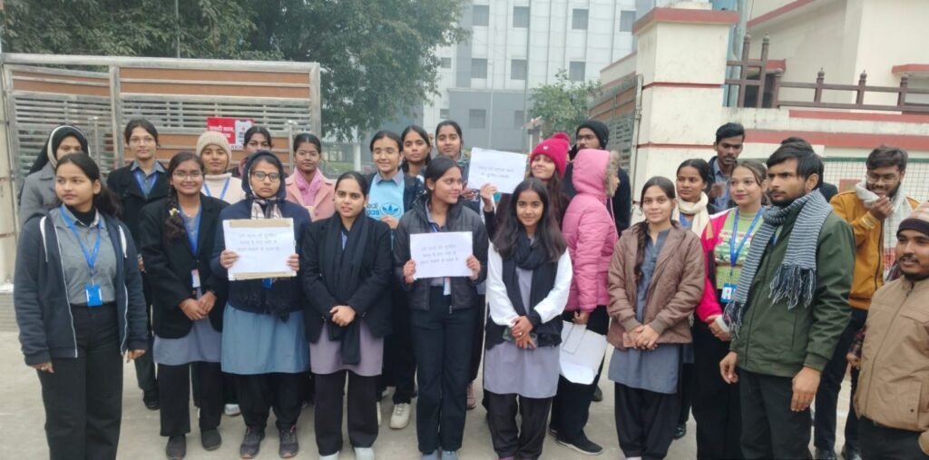 Gorakhpur News - सेण्ट ऐण्ड्रयूज कॉलेज के NSS के स्वयंसेवक एवं स्वयसेविकाओं ने सड़क सुरक्षा पर निकाली यातायात जागरूकता रैली