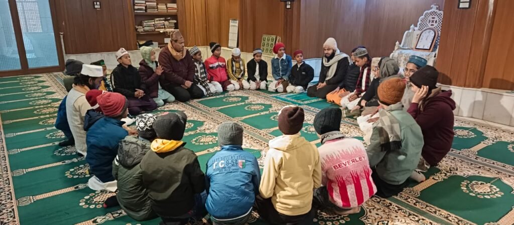 Gorakhpur News - बच्चों को सिखाया गया दरगाह व कब्रिस्तान में हाजिर होने का सही तरीका