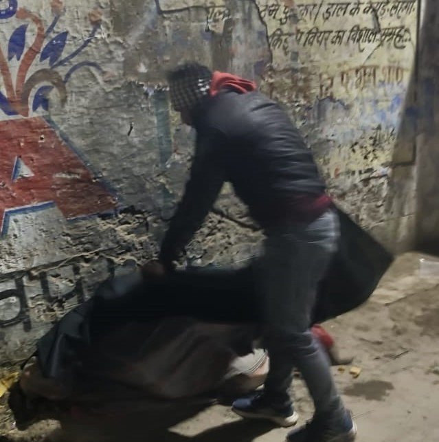 Gorakhpur News - ग़ौसे आज़म फाउंडेशन के सदस्यों ने जरूरतमंदों में बांटा कंबल