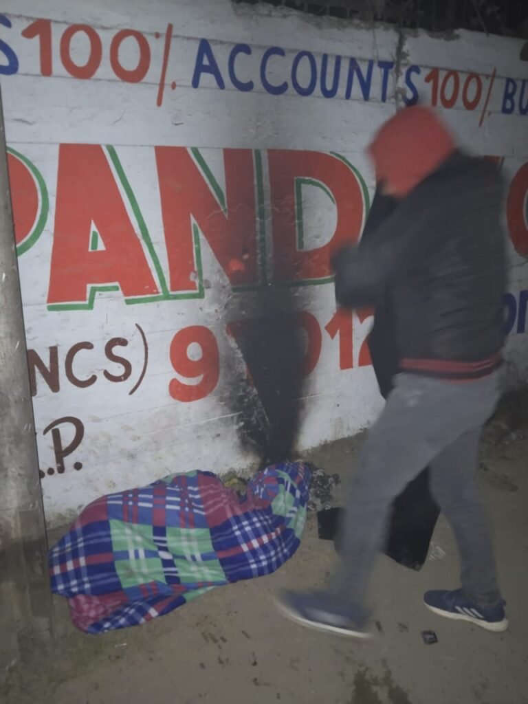 Gorakhpur News - ग़ौसे आज़म फाउंडेशन के सदस्यों ने जरूरतमंदों में बांटा कंबल