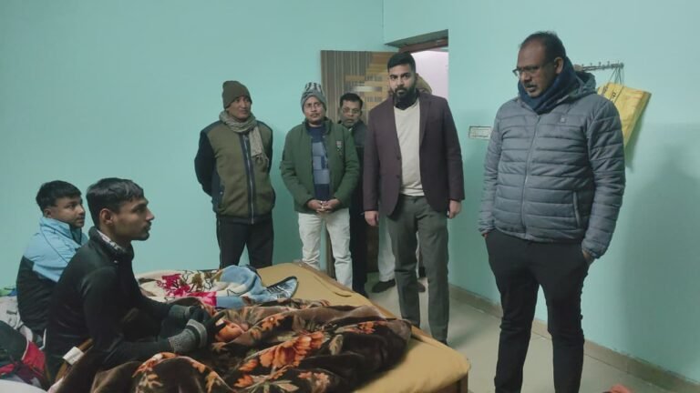 जिलाधिकारी संतोष कुमार शर्मा ने सिसवा रैन बसेरों का किया औचक निरीक्षण, जरूरतमंदों को कंबल भी किया वितरित