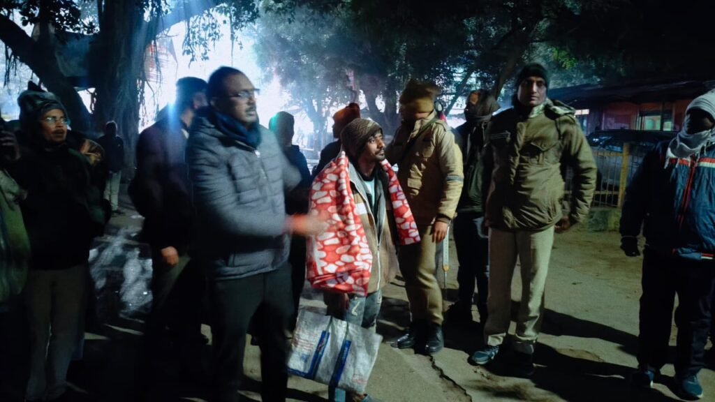 जिलाधिकारी संतोष कुमार शर्मा ने सिसवा रैन बसेरों का किया औचक निरीक्षण, जरूरतमंदों को कंबल भी किया वितरित