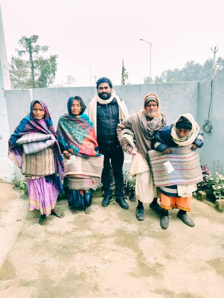शीतलहर प्रबंधन के तहत जरूरतमंद बुजुर्गों में कंबल वितरण