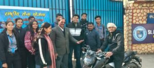 Road Safety Awareness Campaign - कॉलेज गेट पर विद्यार्थियों और अभिभावकों को दी गई यातायात नियमों की जानकारी