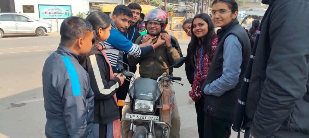 Road Safety Awareness Campaign - कॉलेज गेट पर विद्यार्थियों और अभिभावकों को दी गई यातायात नियमों की जानकारी