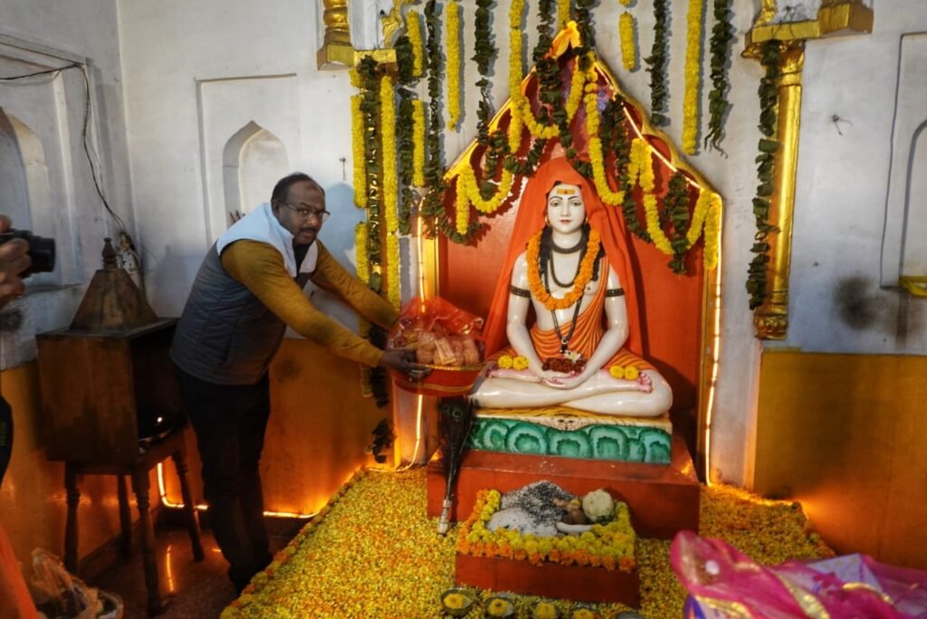 Maharajganj News- DM व SP ने गुरु गोरखनाथ मंदिर चौक में खिचड़ी किया अर्पित