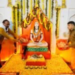 Maharajganj News- DM व SP ने गुरु गोरखनाथ मंदिर चौक में खिचड़ी किया अर्पित