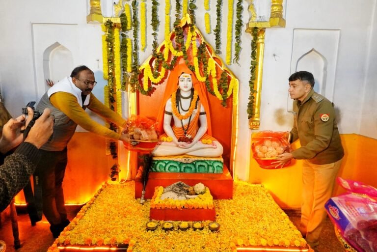 Maharajganj News- DM व SP ने गुरु गोरखनाथ मंदिर चौक में खिचड़ी किया अर्पित