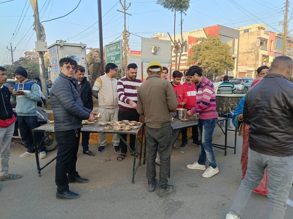 मकर संक्रांति पर राष्ट्रीय भगवा दल ने खिचड़ी भोज का किया आयोजन, बड़ी संख्या में श्रद्धालुओं ने ग्रहण किया प्रसाद