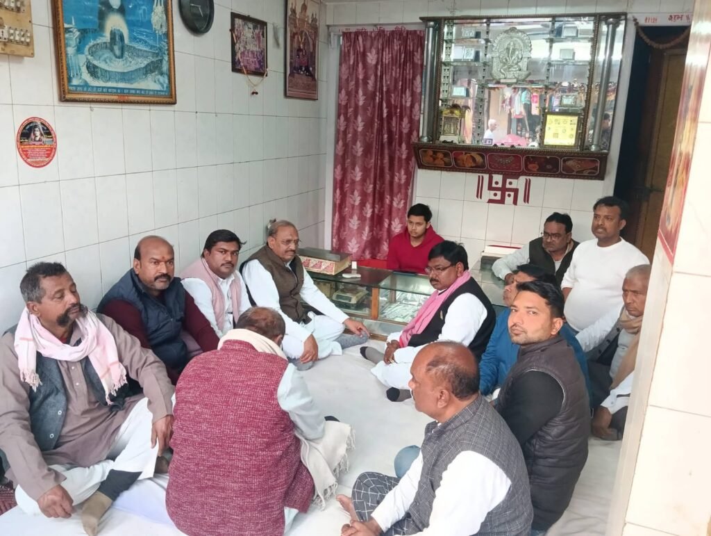 स्वर्ण व्यवसायी पर जानलेवा हमले के बाद सियासत गरम, पूर्व मंत्री सुशील टिबड़ेवाल सहित सपा नेताओं ने पीड़ित परिवार से की मुलाकात