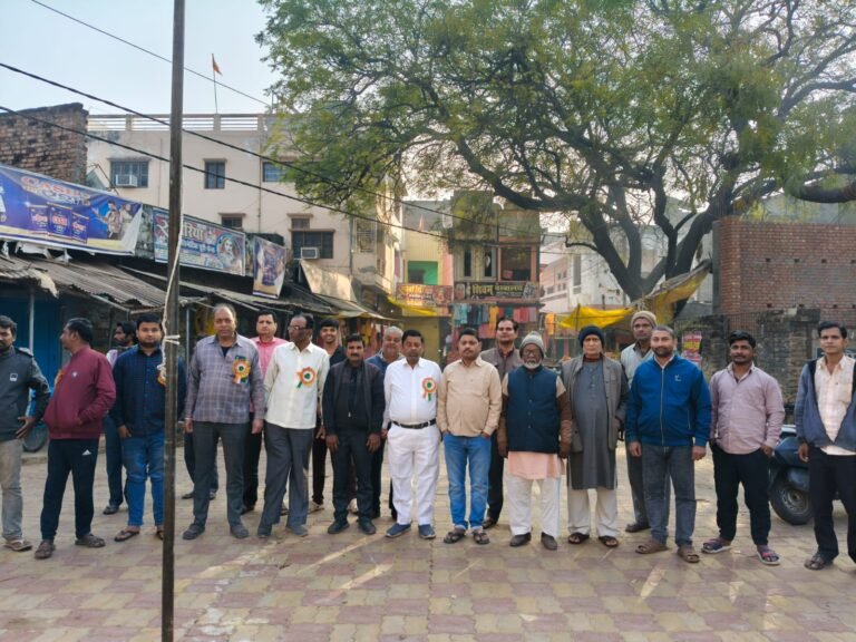 सिसवा में उद्योग व्यापार प्रतिनिधि मंडल ने फहराया तिरंगा
