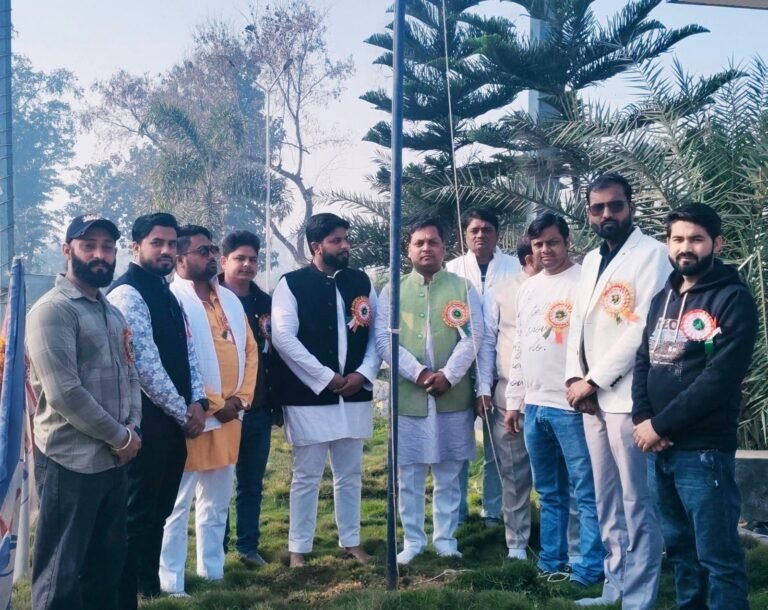 गणतंत्र दिवस पर अखिल भारतीय उद्योग व्यापार मंडल सिसवा में लहराया तिरंगा, गूंजा देशभक्ति का स्वर