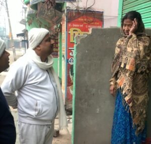 Siswa Nagar Palika - अज्ञात कारणों से घर में लगी भीषण आग, नगर पालिका अध्यक्ष प्रतिनिधि गिरजेश जायसवाल ने पीड़ित परिवार को दी आर्थिक मदद