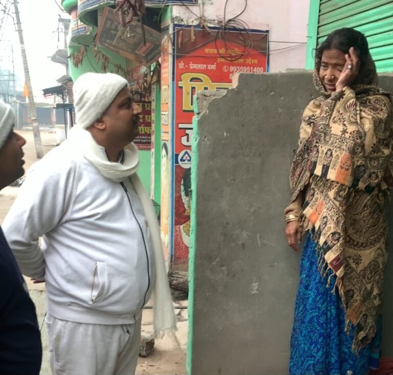 Siswa Nagar Palika - अज्ञात कारणों से घर में लगी भीषण आग, नगर पालिका अध्यक्ष प्रतिनिधि गिरजेश जायसवाल ने पीड़ित परिवार को दी आर्थिक मदद