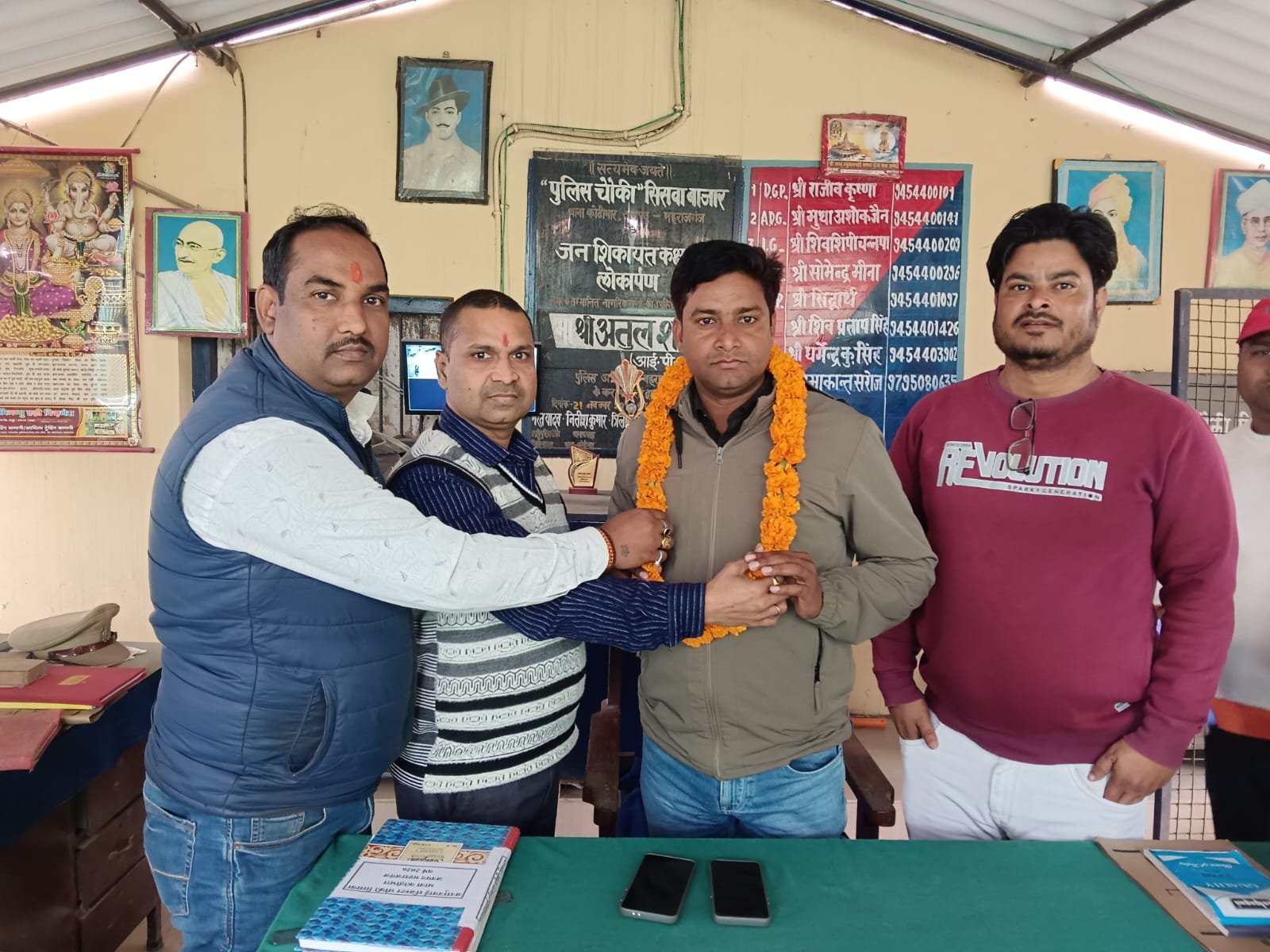 चौकी प्रभारी उमाकांत सरोज के स्थानांतरण पर व्यापारियों ने दी भावभीनी विदाई