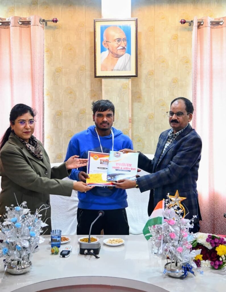 सामान्य ज्ञान प्रतियोगिता में टॉप छात्रों का सम्मान