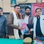 नवागत पुलिस चौकी प्रभारी से मिले व्यापार मंडल के पदाधिकारी