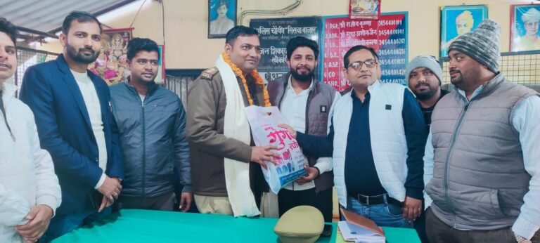 नवागत पुलिस चौकी प्रभारी से मिले व्यापार मंडल के पदाधिकारी