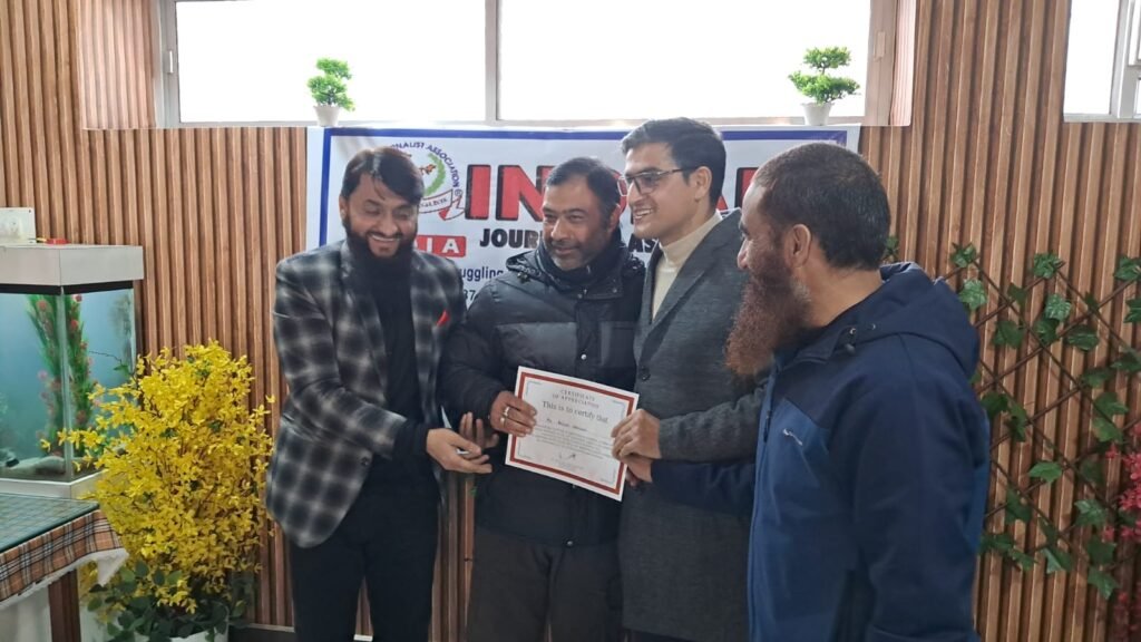 कलम की ताकत को सलाम, कश्मीरी पत्रकारों को इंडियन जर्नलिस्ट एसोसिएशन ने किया सम्मानित