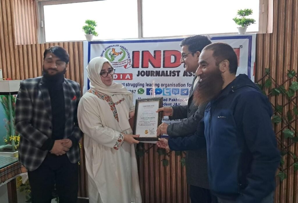 कलम की ताकत को सलाम, कश्मीरी पत्रकारों को इंडियन जर्नलिस्ट एसोसिएशन ने किया सम्मानित
