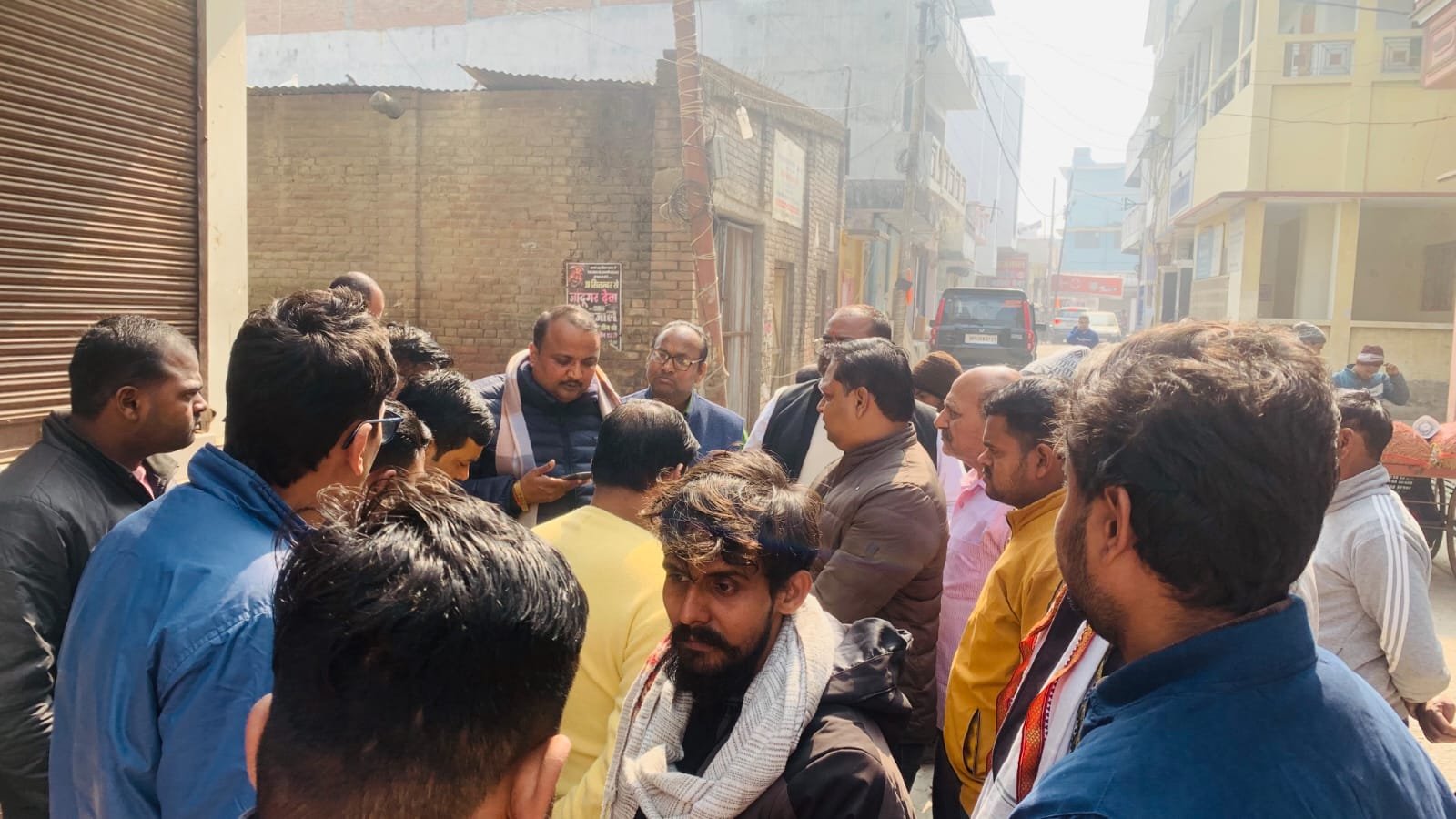 हादसे में पिता-पुत्र की मौत, शोकाकुल परिवार से मिले अध्यक्ष प्रतिनिधि गिरजेश जायसवाल, हर सम्भव मदद का दिया भरोसा