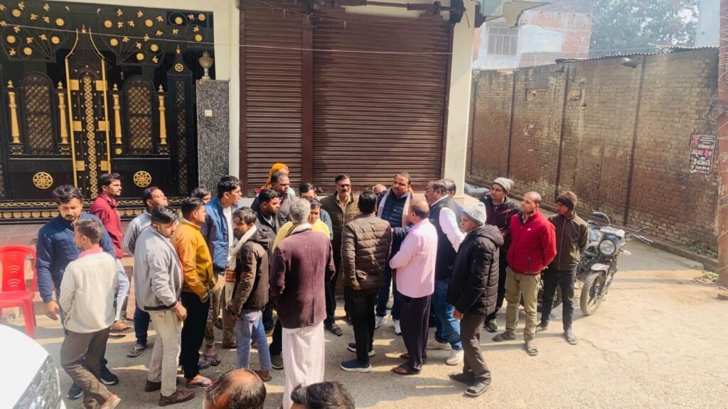 हादसे में पिता-पुत्र की मौत, शोकाकुल परिवार से मिले अध्यक्ष प्रतिनिधि गिरजेश जायसवाल, हर सम्भव मदद का दिया भरोसा