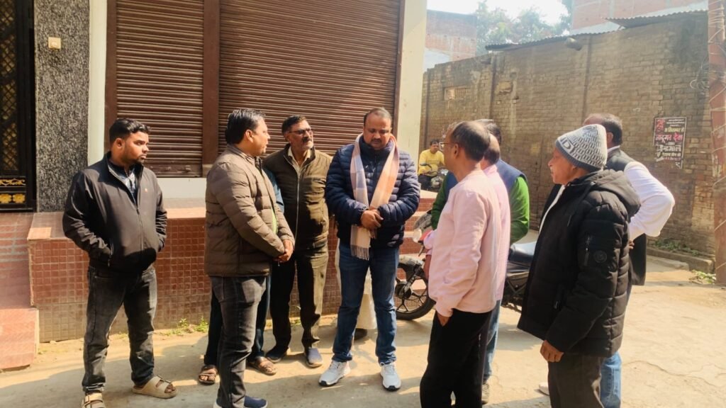 हादसे में पिता-पुत्र की मौत, शोकाकुल परिवार से मिले अध्यक्ष प्रतिनिधि गिरजेश जायसवाल, हर सम्भव मदद का दिया भरोसा