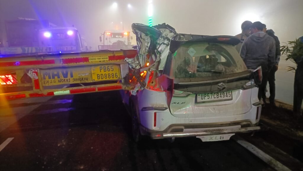 Accident: कंटेनर ट्रेलर में जा घुसी कार, तीन की मौत, चार की हालत गंभीर