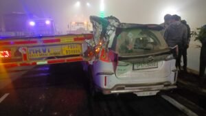 Accident: कंटेनर ट्रेलर में जा घुसी कार, तीन की मौत, चार की हालत गंभीर