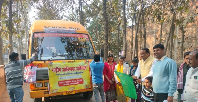 परिषदीय स्कूलों के बच्चे निकले शैक्षणिक यात्रा पर, गिरिजेश जायसवाल ने दिखाई हरी झंडी