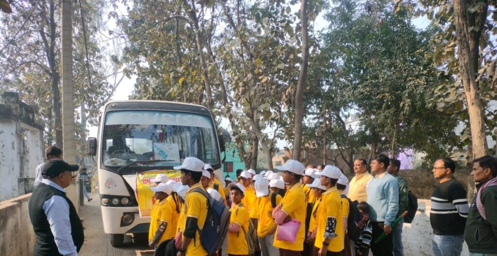 परिषदीय स्कूलों के बच्चे निकले शैक्षणिक यात्रा पर, गिरिजेश जायसवाल ने दिखाई हरी झंडी
